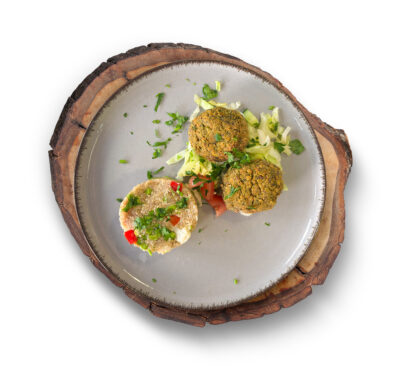 Brokolicové fašírky, zeleninová quinoa, šalát