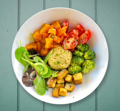 Buddha bowl (quinoa, batáty, šalát, paradajka, tofu, brokolica, tahini)