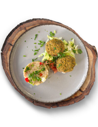 Brokolicové fašírky, zeleninová quinoa, šalát
